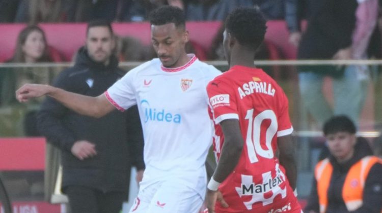 Sow disputando el balón durante el Sevilla - Girona. | Imagen: perfil de X @SevillaFC.