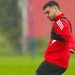 Isaac Romero realizando un ejercicio durante un entrenamiento del Sevilla. | Imagen: perfil de X @SevillaFC.