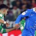 Marc Bartra disputando el balón con Griezmann en el Betis - Atlético de Madrid. | Imagen: perfil de X @Atleti.