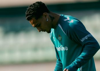 Antony realizando un ejercicio durante un entrenamiento del Betis. | Imagen: perfil de X @RealBetis.
