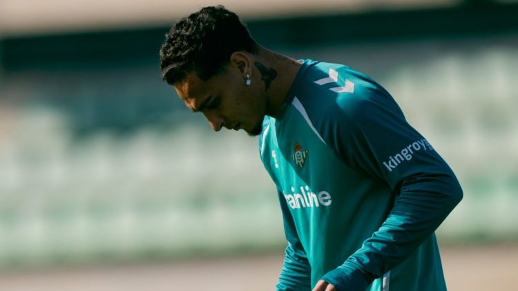 Antony realizando un ejercicio durante un entrenamiento del Betis. | Imagen: perfil de X @RealBetis.