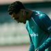 Antony realizando un ejercicio durante un entrenamiento del Betis. | Imagen: perfil de X @RealBetis.
