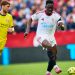 Akor Adams corriendo con el balón durante el Sevilla - Girona. | Imagen: perfil de X @SevillaFC.