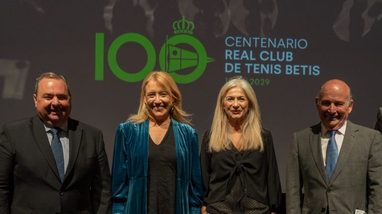 Autoridades posando en un acto del Real Club de Tenis Betis.