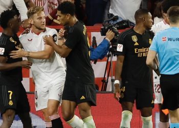 Rakitić separando a Vinicius en el Sevilla - Real Madrid. | Imagen: X.