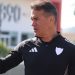 Luis García Plaza dando instrucciones en un entrenamiento del Sevilla. | Imagen: perfil de X @SevillaFC.