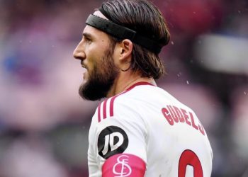 Gudelj disputando un partido con el Sevilla FC. | Imagen: perfil de X @ZonaMixta__.