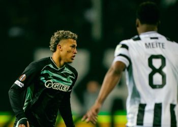 Nelson Deossa circulando el balón durante el PAOK-Betis. | Imagen: perfil de X @RealBetis.