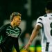 Nelson Deossa circulando el balón durante el PAOK-Betis. | Imagen: perfil de X @RealBetis.