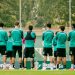 Plantilla del Real Betis escuchando una charla de Manuel Pellegrini. | Imagen: perfil de X @RealBetis.