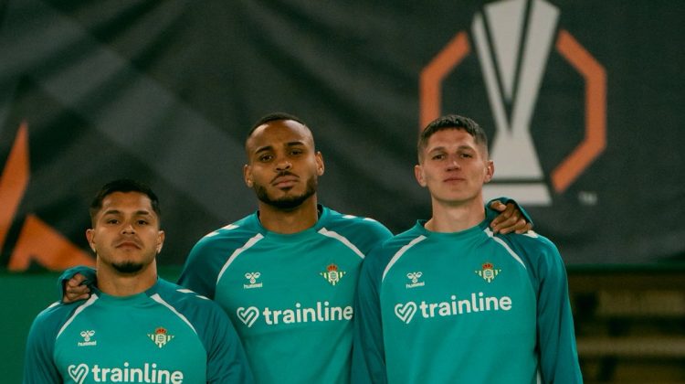 Jugadores del Betis saltando al Olímpico de Atenas. | Perfil de X @RealBetis.