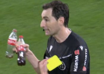 Ricardo de Burgos Bengoetxea con las dos botellas que se tiraron en el Betis-Sevilla y que aparecen en el acta. | Imagen: X.