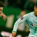 Cucho Hernández conduciendo el balón durante el Panathinaikos-Betis. | Imagen: perfil de X @RealBetis.