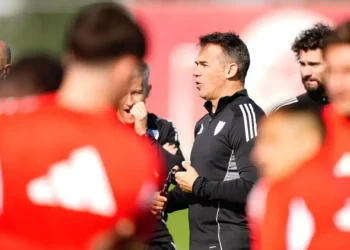 Luis García Plaza dirigiendo el entrenamiento del Sevilla. | Imagen: página web Sevilla FC.