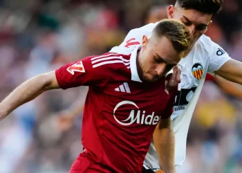 Peque en una disputa de balón durante el Valencia-Sevilla. | Imagen: página web Sevilla FC.