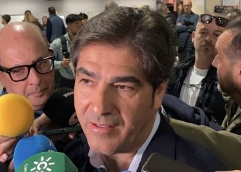 Ángel Haro, presidente del Real Betis, atendiendo a los medios de comunicación en el aeropuerto de Sevilla. | Imagen: Luis Alfonso Fdez.