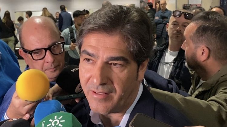 Ángel Haro, presidente del Real Betis, atendiendo a los medios de comunicación en el aeropuerto de Sevilla. | Imagen: Luis Alfonso Fdez.