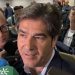 Ángel Haro, presidente del Real Betis, atendiendo a los medios de comunicación en el aeropuerto de Sevilla. | Imagen: Luis Alfonso Fdez.