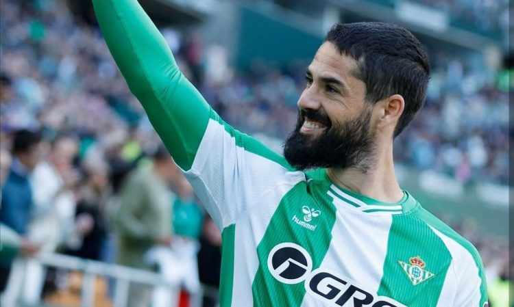 Isco saludando a la afición del Betis. | Imagen: perfil de X @ZonaMixta__.