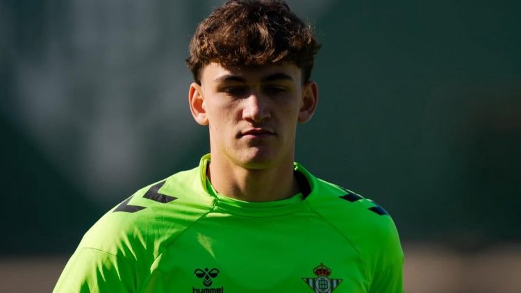 Mateo Flores realizando un entrenamiento con el Betis. | Imagen: X.