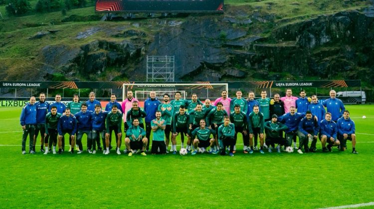Plantilla del Real Betis posando sobre el Estadio Municipal de Braga. | Imagen: perfil de X @RealBetis.