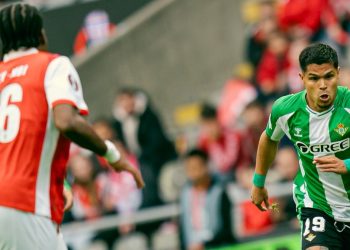 Cucho Hernández conduciendo el balón en el Sporting de Braga-Betis. | Imagen: perfil de X @RealBetis.