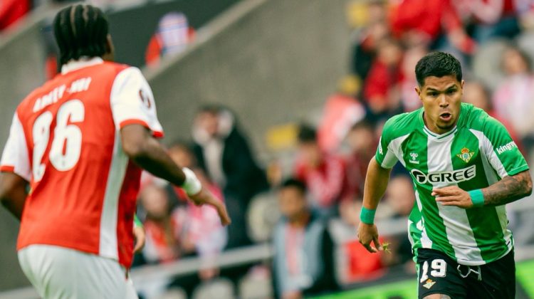 Cucho Hernández conduciendo el balón en el Sporting de Braga-Betis. | Imagen: perfil de X @RealBetis.