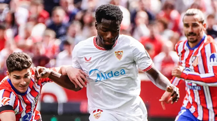 Agoumé disputando el balón contra Julián Alvarez en un Sevilla-Atlético de Madrid. | Imagen: página web Sevilla FC.