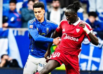 Batista Mendy disputando el balón en una acción del Oviedo vs Sevilla. | Imagen: perfil de X @SevillaFC.