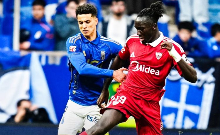 Batista Mendy disputando el balón en una acción del Oviedo vs Sevilla. | Imagen: perfil de X @SevillaFC.
