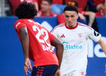 Vargas encarando a un jugador rojillo en el Osasuna-Sevilla. | Imagen: perfil de X @SevillaFC.