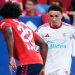 Vargas encarando a un jugador rojillo en el Osasuna-Sevilla. | Imagen: perfil de X @SevillaFC.