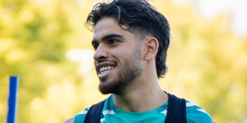 Abde realizando un ejercicio en un entrenamiento con el Betis. | Imagen: perfil de X @RealBetis.