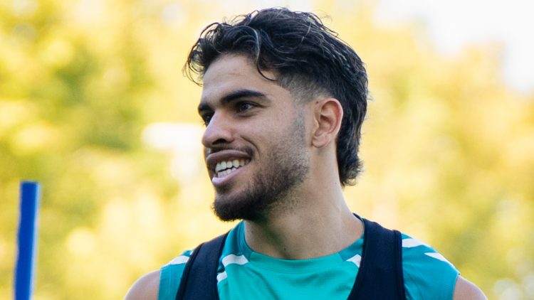 Abde realizando un ejercicio en un entrenamiento con el Betis. | Imagen: perfil de X @RealBetis.