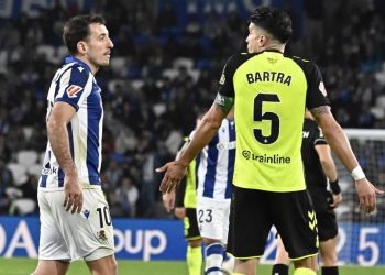 Oyarzabal dialogando con Marc Bartra durante un Real Sociedad-Betis. | Imagen: perfil de X @ZonaMixta__.