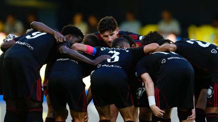 Jugadores del Sevilla haciendo piña ante el Villarreal. | Imagen: X.
