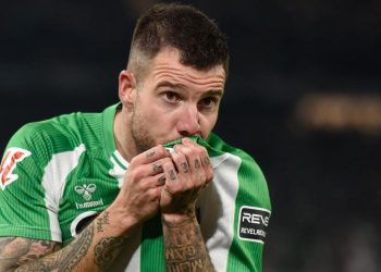 Aitor Ruibal besando el escudo del Real Betis. | Imagen: X.