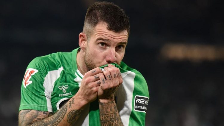 Aitor Ruibal besando el escudo del Real Betis. | Imagen: X.