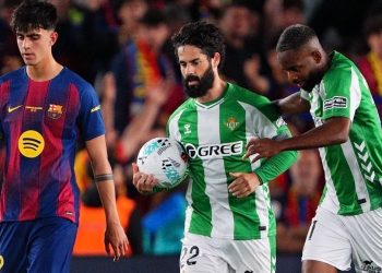 Isco siendo abrazado por Bakambu tras anotar un penalti en el FC Barcelona-Betis. | Imagen: perfil de X @RealBetis.