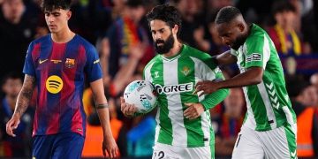Isco siendo abrazado por Bakambu tras anotar un penalti en el FC Barcelona-Betis. | Imagen: perfil de X @RealBetis.