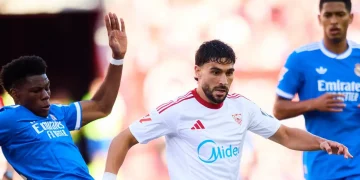 Neal Maupay disputando el balón con Tchouaméni en el Sevilla-Real Madrid. | Imagen: página web Sevilla FC.