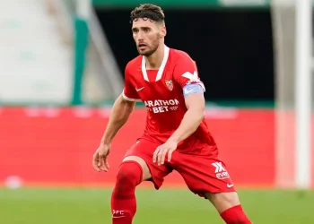 Sergi Gómez disputando un partido con la camiseta del Sevilla. | Imagen: Página web del Sevilla FC.