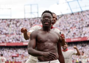 El Sevilla tira de épica con una remontada que acerca la permanencia