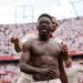 El Sevilla tira de épica con una remontada que acerca la permanencia