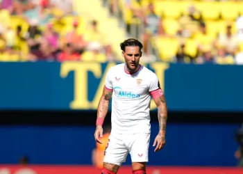 Gudelj, en una acción del Villarreal-Sevilla. | Imagen: página web Sevilla FC.