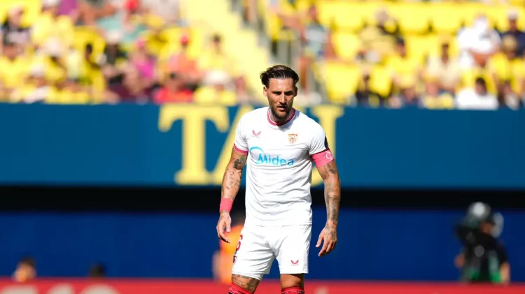 Gudelj, en una acción del Villarreal-Sevilla. | Imagen: página web Sevilla FC.