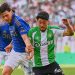 Pablo Fornals pugna por un balón durante el Real Betis-Real Oviedo