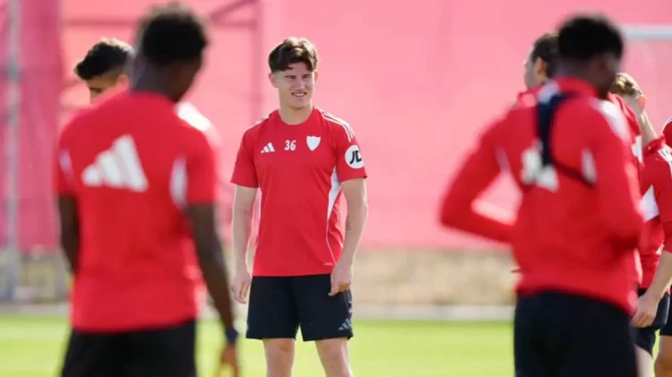 Jugadores del Sevilla sobre el césped de la ciudad deportiva. | Imagen: página web Sevilla FC.