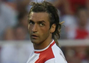 Javi Navarro disputando un partido con la camiseta del Sevilla. | Imagen: página web Sevilla FC.