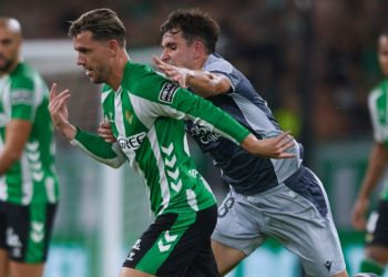 Lo Celso disputando el balón contra un jugador de la Real Sociedad. | Imagen: X.
